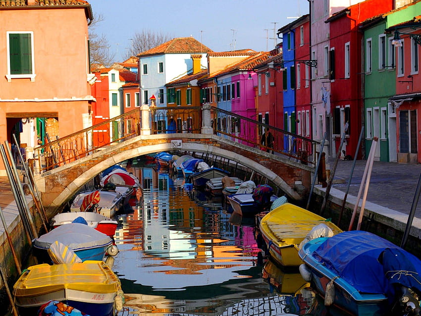 Renkler ve yansımalar – Burano, Veneto , İtalya HD duvar kağıdı