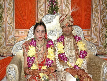 Wedding dulha dulhan pose | Indian bride photography poses, Bride  photography poses, Wedding photography poses