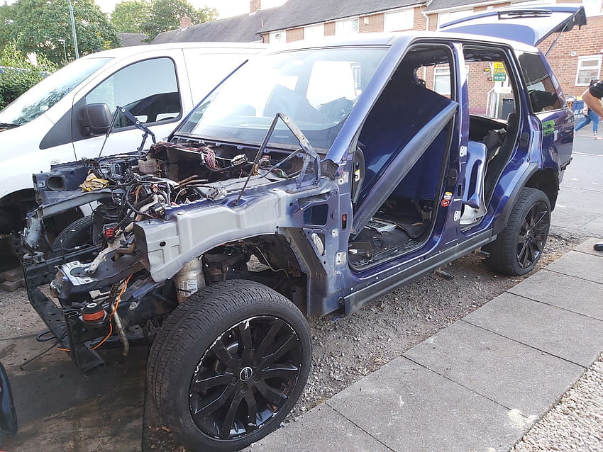 Un Range Rover de lujo robado de £ 70K encontrado despojado de casi TODAS sus partes en la entrada de Birmingham fondo de pantalla