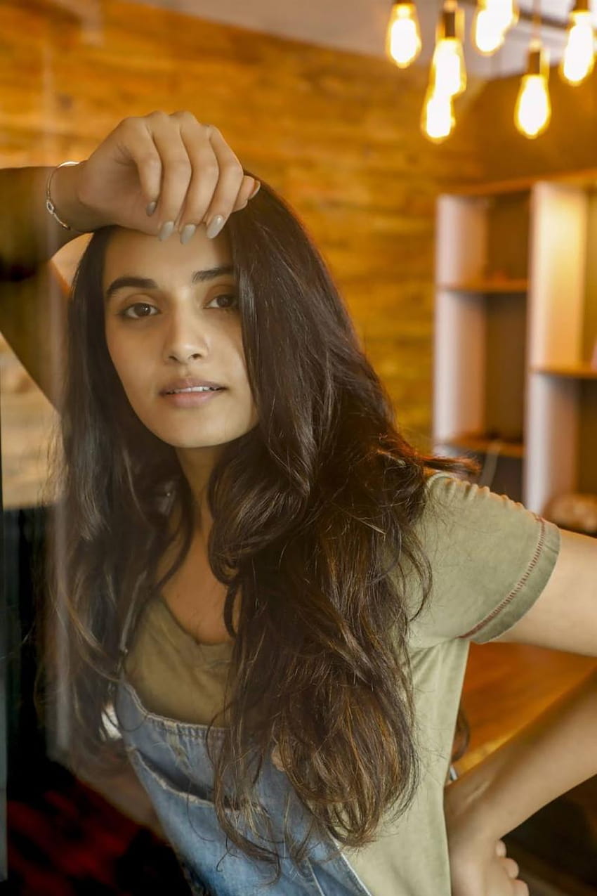 Actress Divyansha Kaushik hoot Stills HD phone wallpaper