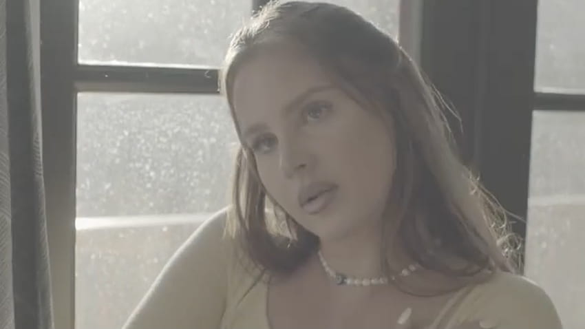 Blue Banisters' Review: Lana Del Rey Meditates In An Emergency HD wallpaper