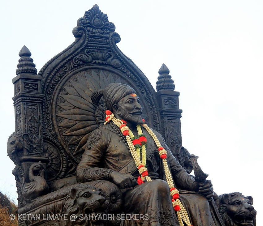 Estatua de Shivaji Maharaj en Holicha maal, fuerte de Raigad fondo de pantalla
