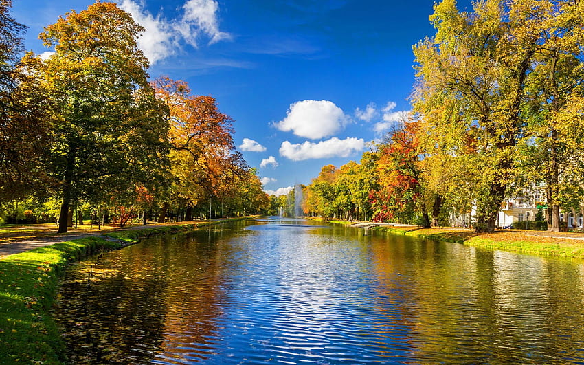 Voller Fluss, Herbstlandschaftsfluss HD-Hintergrundbild
