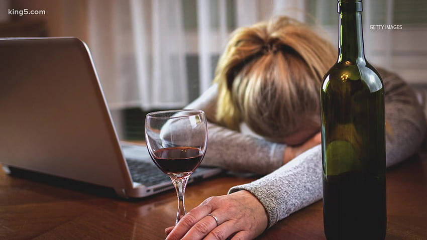 Penyalahgunaan alkohol melonjak di kalangan wanita di tengah pandemi virus corona, wanita minum anggur Wallpaper HD
