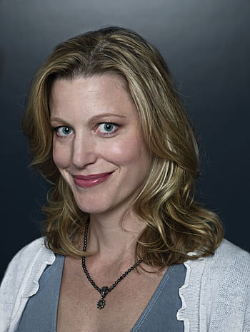 Anna Gunn headshot