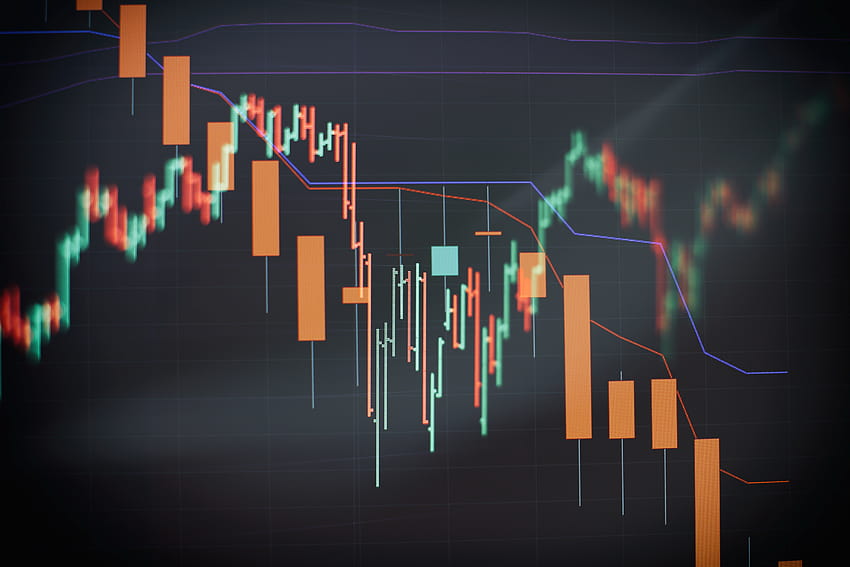 Grafico e indicatore dei prezzi tecnici, grafico a candela rosso e verde su schermo a tema blu, volatilità del mercato, tendenza al rialzo e al ribasso. Trading di azioni, di criptovaluta. Sfondo HD