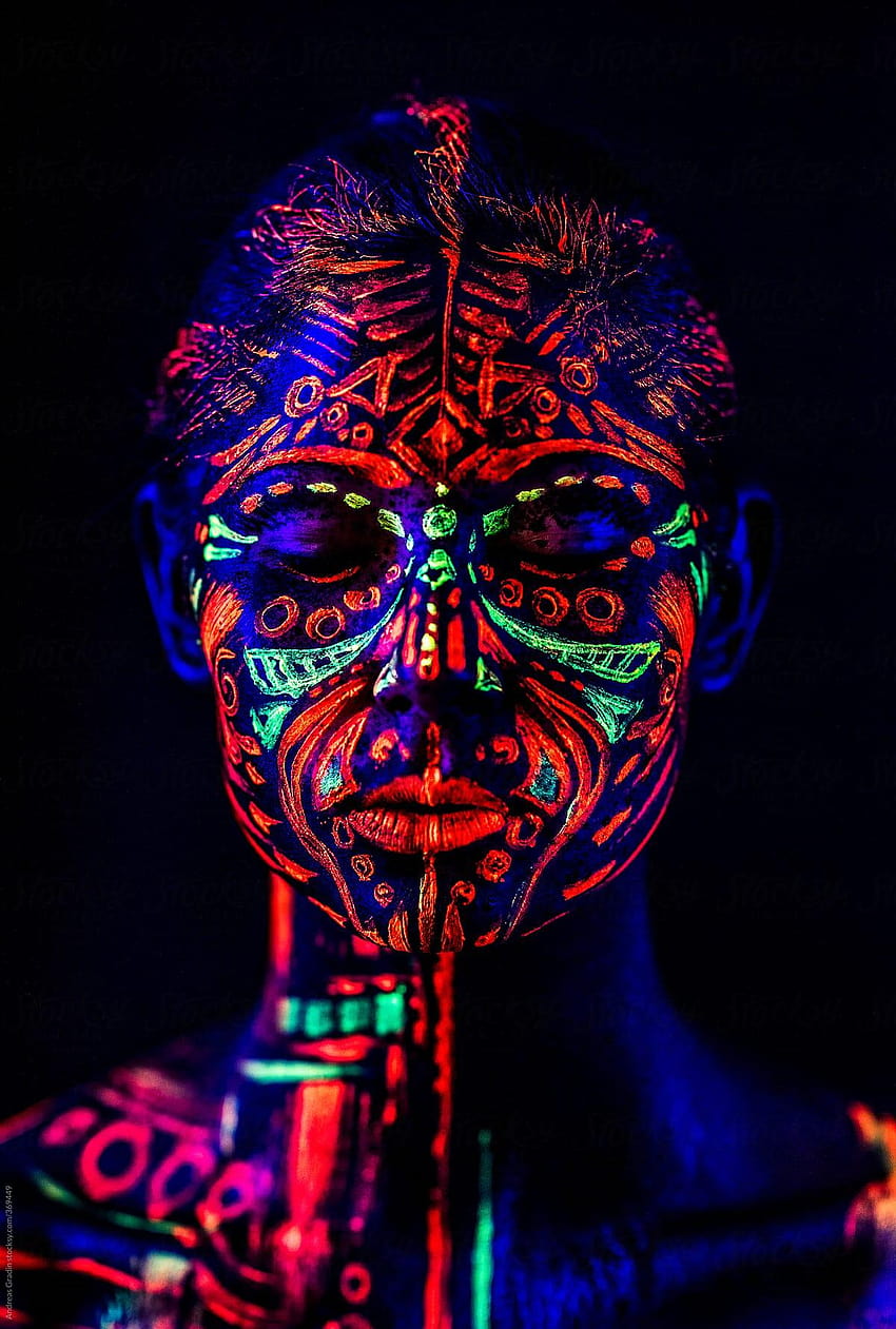 Chica de neón en luz negra de Andreas Gradin, luz negra de maquillaje de neón fondo de pantalla del teléfono