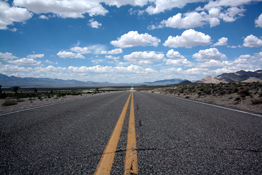 estrada de concreto marrom sob céu nublado azul, estrada vazia nublada papel de parede HD