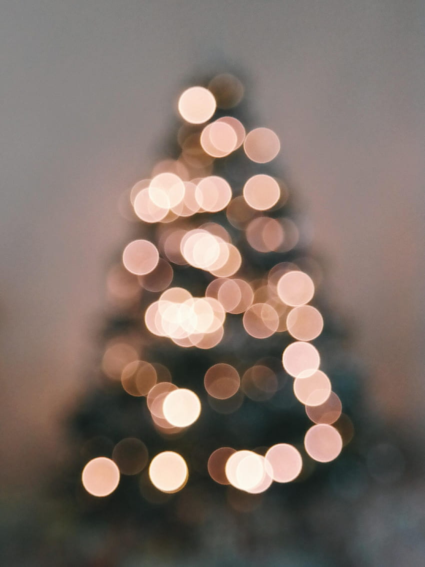 Desenfoque de árbol de Navidad iluminado contra el cielo, Navidad estética fondo de pantalla del teléfono