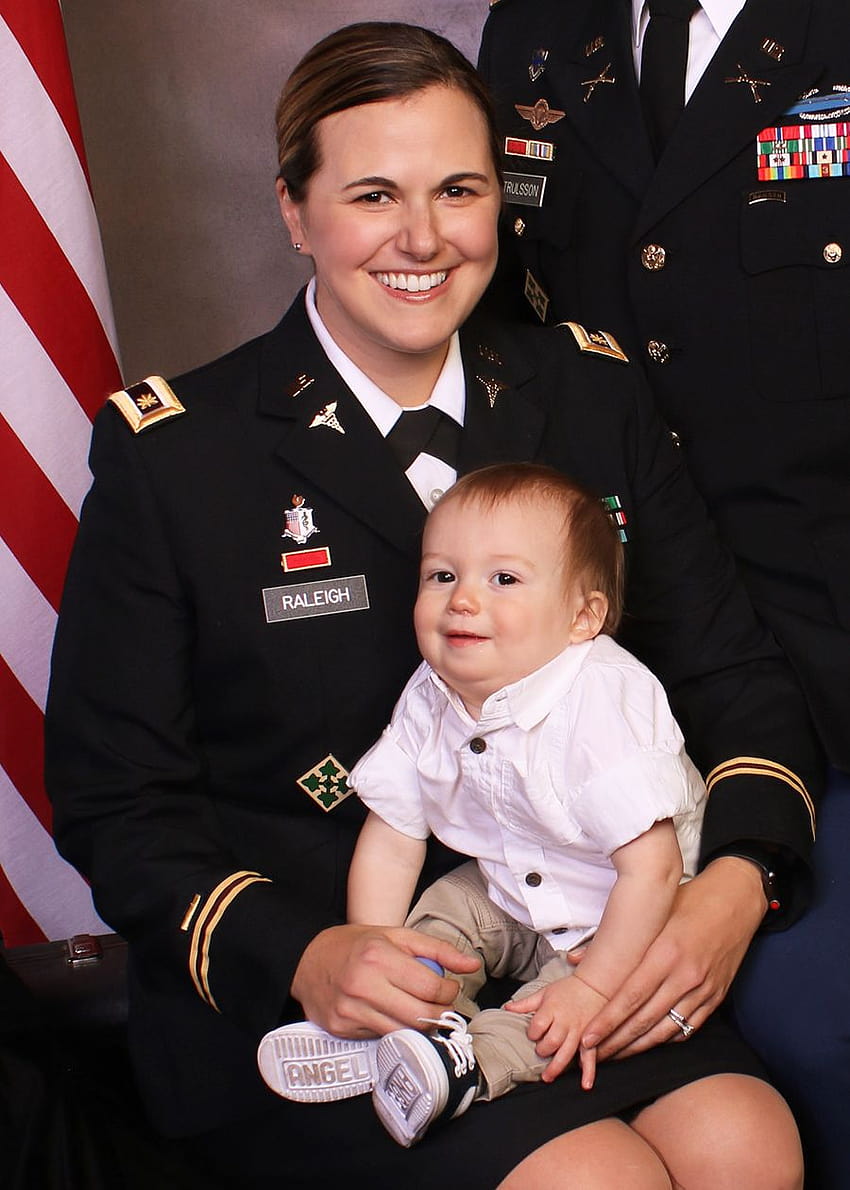 Lekarz wojskowy mówi o rozmieszczeniu, urlopie macierzyńskim i amerykańskich parach wojskowych Tapeta na telefon HD