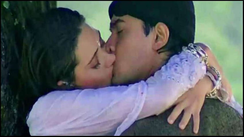 Karisma Kapoor ujawnia zmagania podczas kręcenia sceny pocałunku w filmie „Raja Hindustani” z Aamirem Khanem Tapeta HD