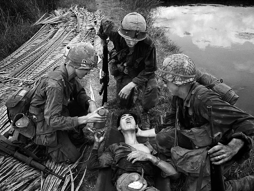 부상당한 베트콩과 함께 있는 G.I., 베트남, 1968년, 베트콩 HD 월페이퍼