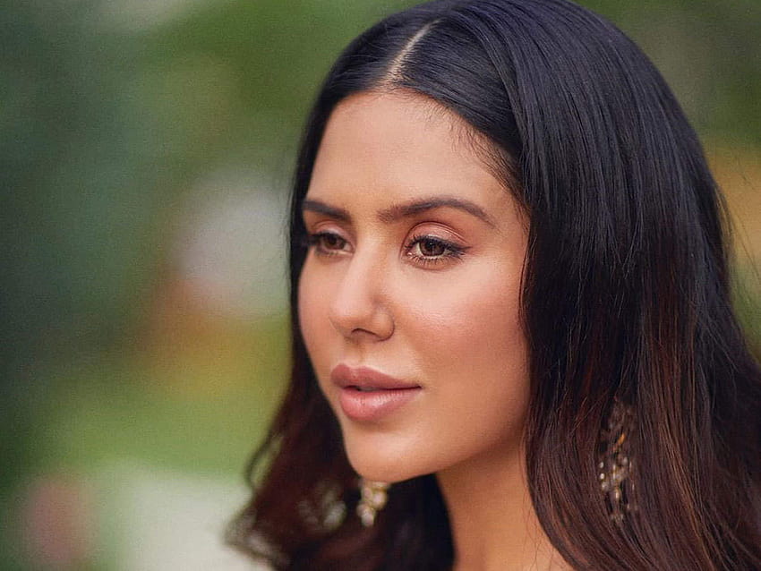 Quarantine Tales: Sonam Bajwa says the lockdown has brought her closer to her parents HD wallpaper