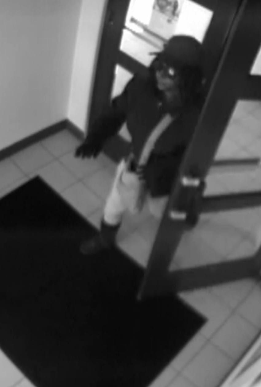 ATUALIZAÇÃO: Polícia procura mulher por assalto a banco Papel de parede de celular HD