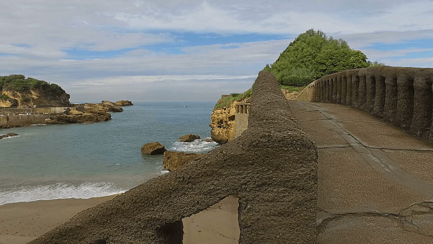 Pont de pierre vers l'îlot Rocher Du Basta 02 Dolly Truck A droite, le rocher du basta Fond d'écran HD