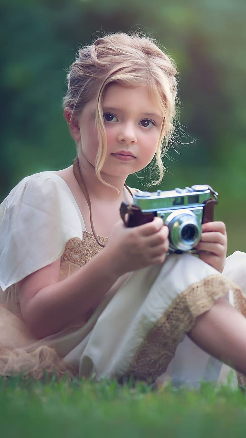Little girls Dark Blonde Camera sweet child sit 1080x1920, camera girl mobile HD phone wallpaper