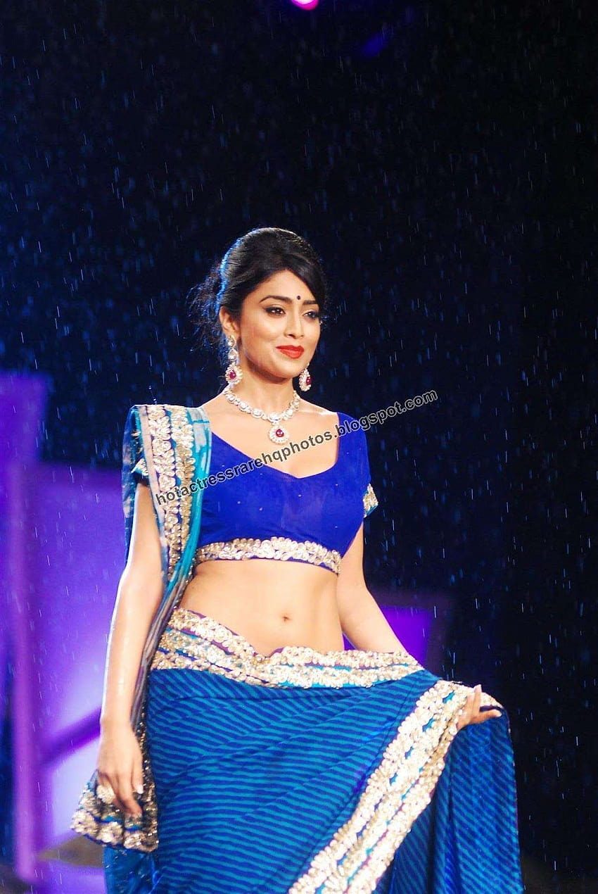Heiße indische Schauspielerin Rare HQ: Schauspielerin Shriya Saran Heiße Show mit tiefem Nabel im blauen Saree bei der Modenschau WALKING WITH STYLE HD-Handy-Hintergrundbild