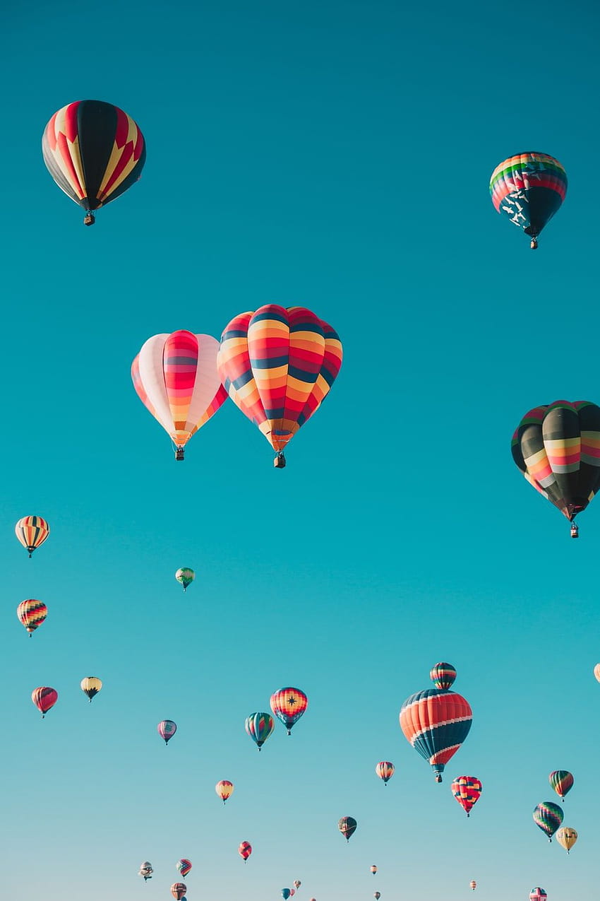 разнони балони с горещ въздух, летящи на голяма надморска височина през деня – балон HD тапет за телефон