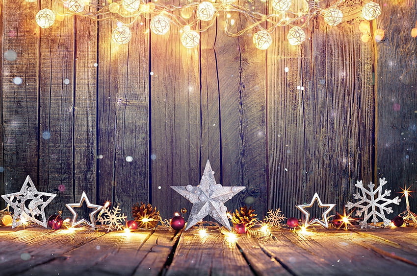 Trong không khí Giáng sinh, đèn lồng trang trí là một phần quan trọng của phong cách trang trí này. Hãy cùng chiêm ngưỡng những chuỗi đèn lồng đầy màu sắc, tạo nên không gian trang trí lộng lẫy và lung linh. Giáng sinh vui vẻ!