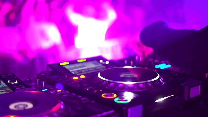 Dj disc jockey miksujący piosenki na swoim gramofonie przy biurku w nocnym klubie. Dwa, tło tańca i piosenki Tapeta HD