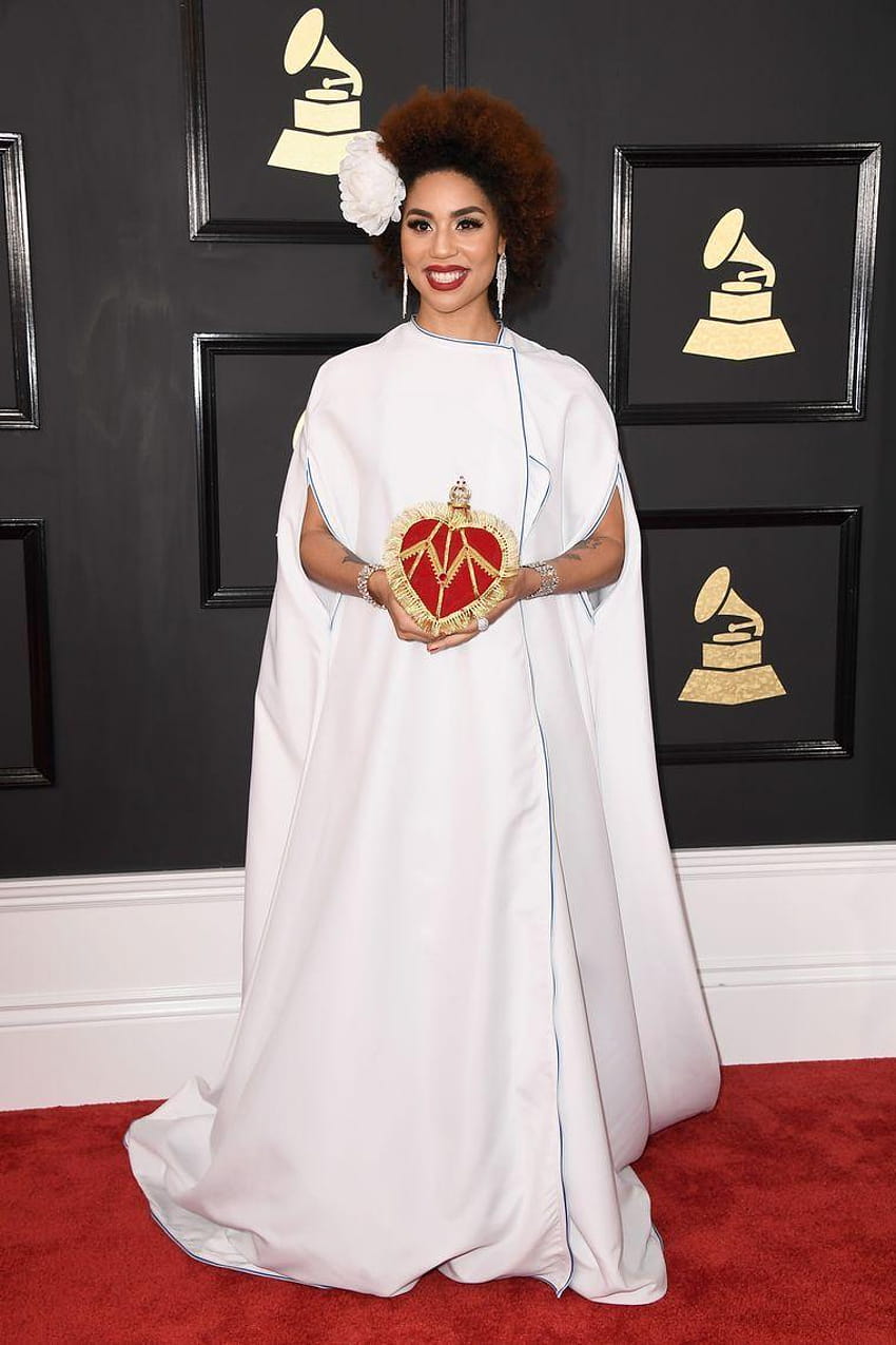 Grammys 2017 : la chanteuse Joy Villa portait une robe Make America Great Again Fond d'écran de téléphone HD