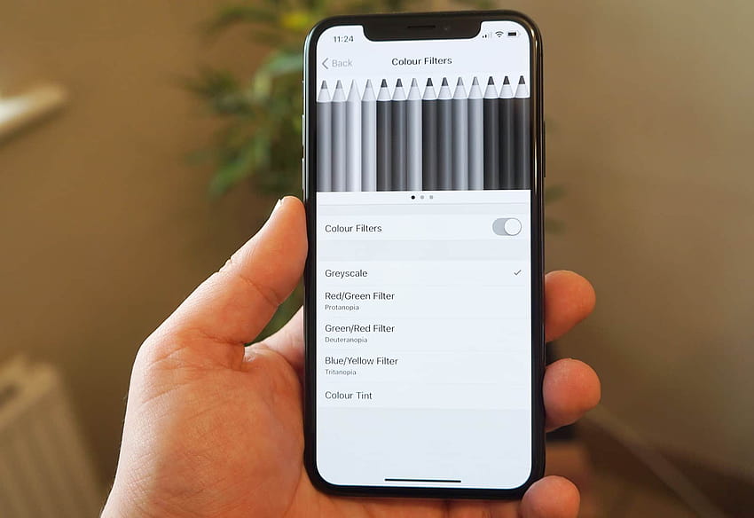 using-iphone-x-s-dark-mode-uses-less-than-half-the-battery-power