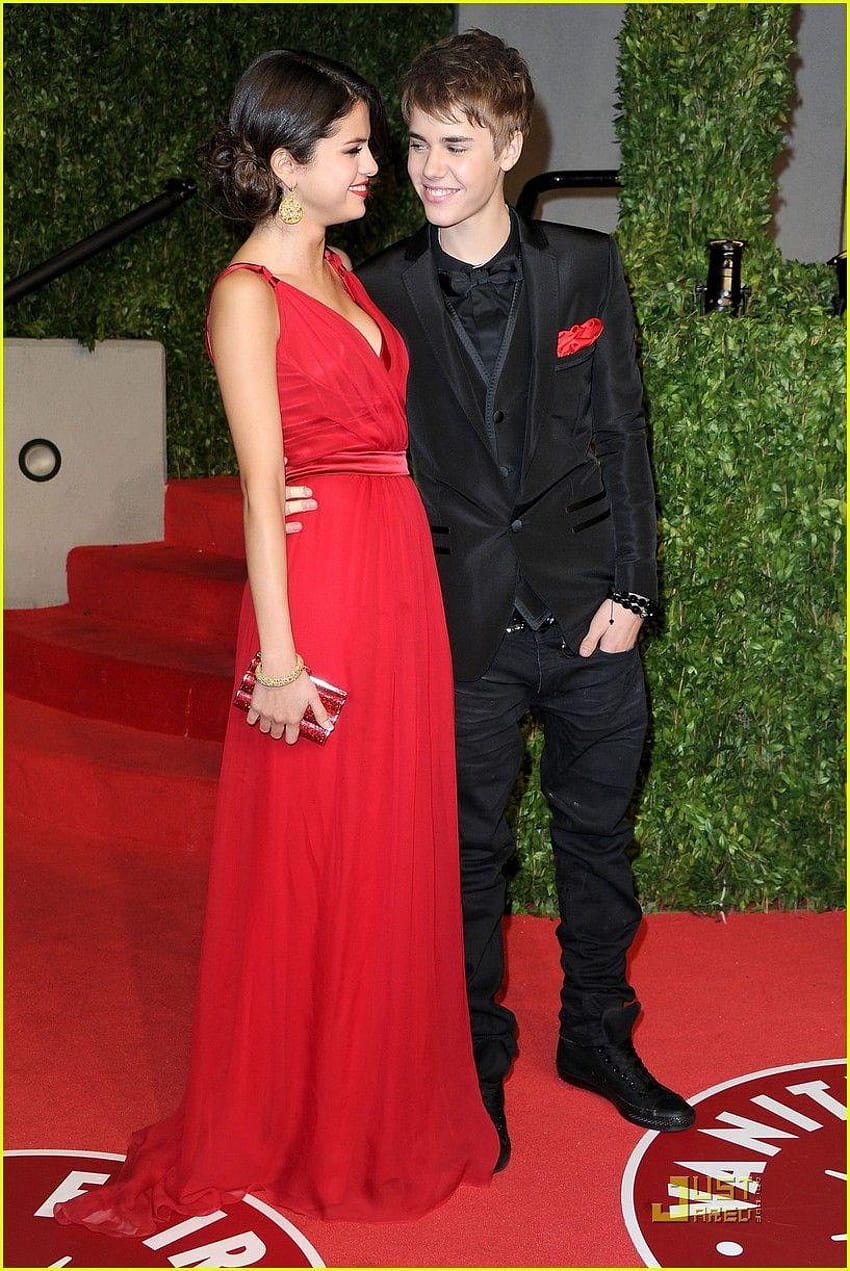 Justin Bieber & Selena Gomez: Holding Hands at Oscar Party!:, selena gomez and justin bieber HD phone wallpaper