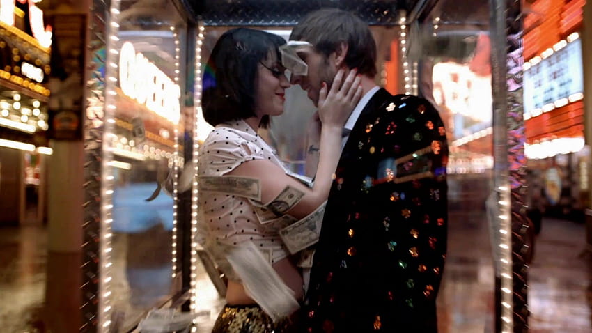 Joel David Moore im Musikvideo zu Katy Perrys „Waking Up In HD-Hintergrundbild