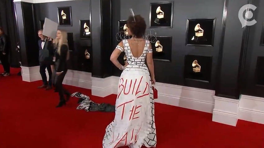 時計！ グラミー賞で「Build The Wall」のドレスを着たジョイ・ヴィラ、 高画質の壁紙