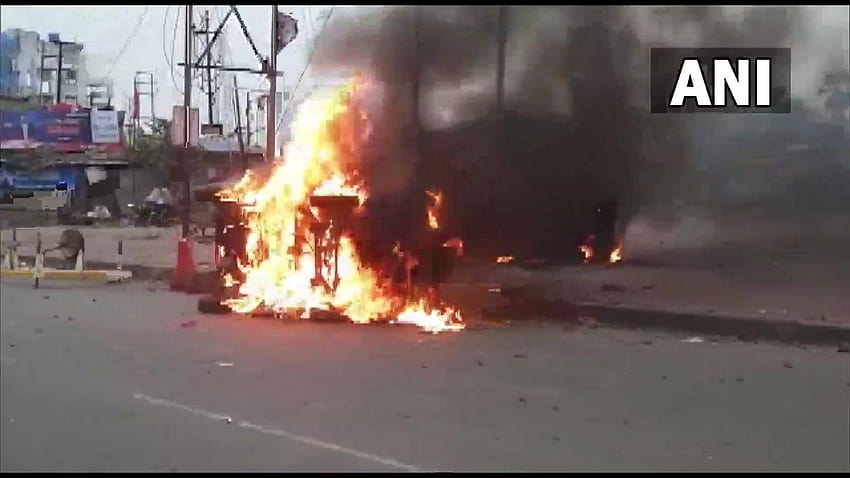 Westbengalen: In Howrah werden Polizeifahrzeuge und Polizeikabinen in Brand gesteckt, als der Protest gegen Nupur Sharmas Äußerungen zum Propheten in Gewalt umschlägt HD-Hintergrundbild