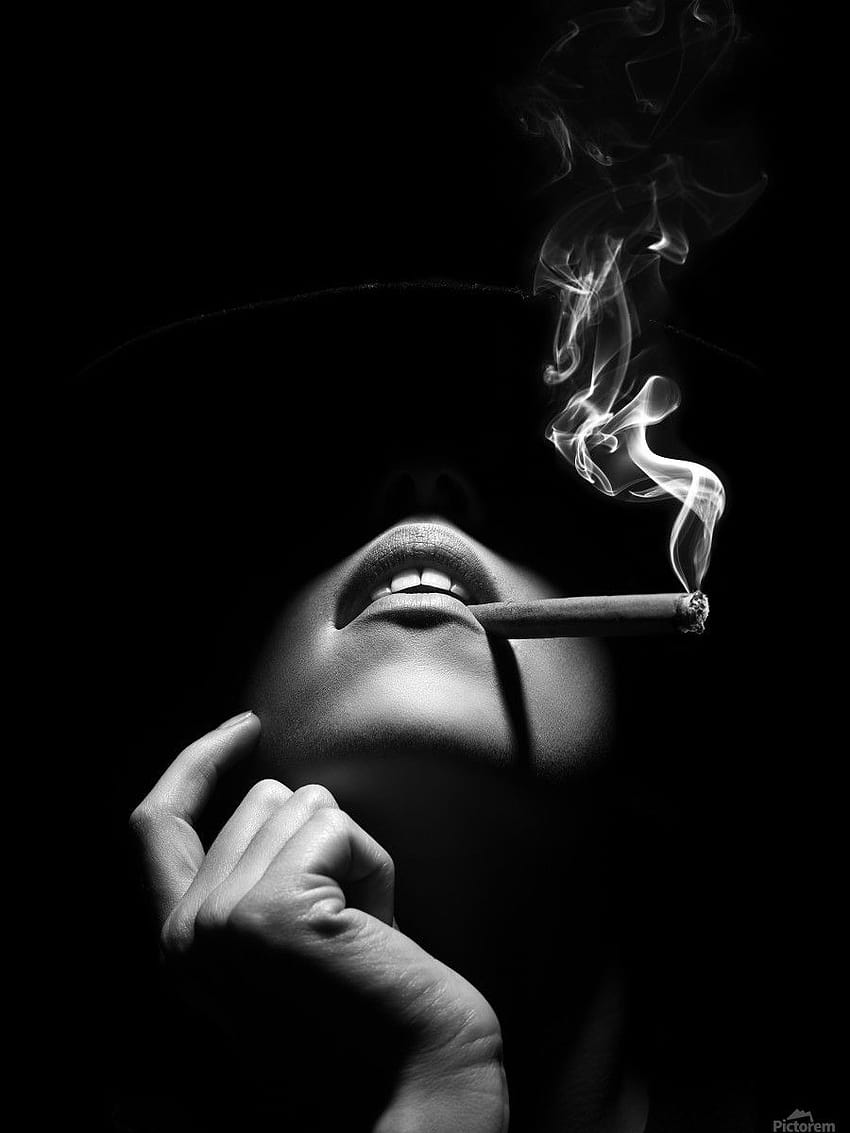 Frau, die eine Zigarre raucht, Mädchen dunkel rauchend HD-Handy-Hintergrundbild