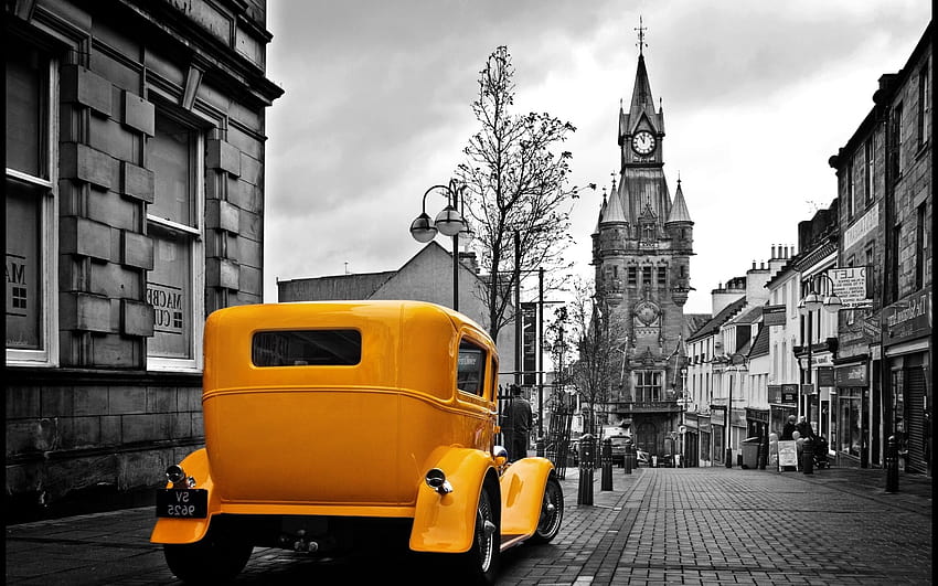 Vintage żółty samochód w szarym mieście / i retro miasto Tapeta HD
