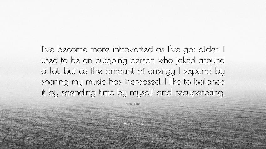 Aloe Blacc Citazione: “Sono diventata più introversa man mano che invecchiavo. Ero una persona estroversa che scherzava molto, ma dato che la quantità...”, citazioni introverse Sfondo HD