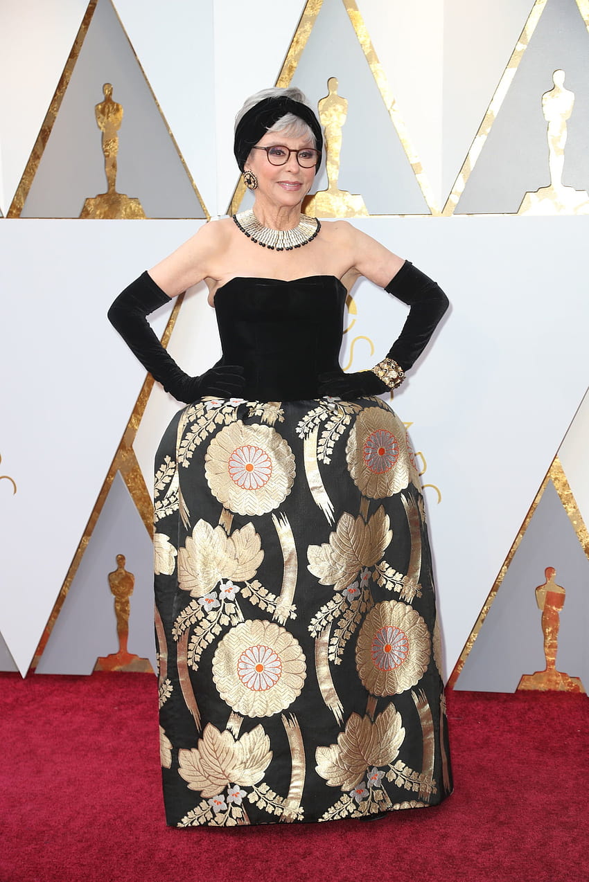 Рита Морено в нейната рокля за Оскарите от 1962 г. през 2018 г. HD тапет за телефон