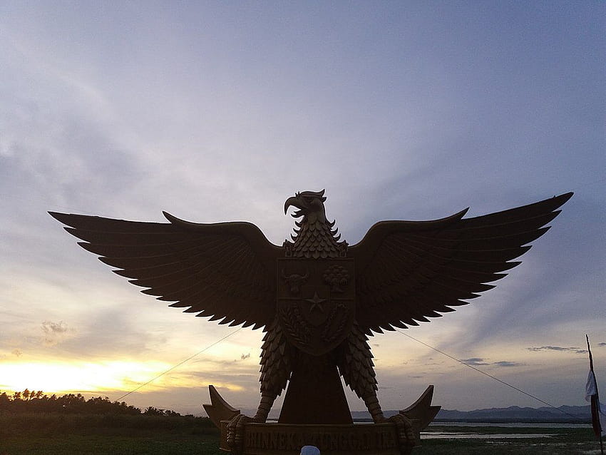 Plik:Garuda Pancasila Statue.jpg Tapeta HD