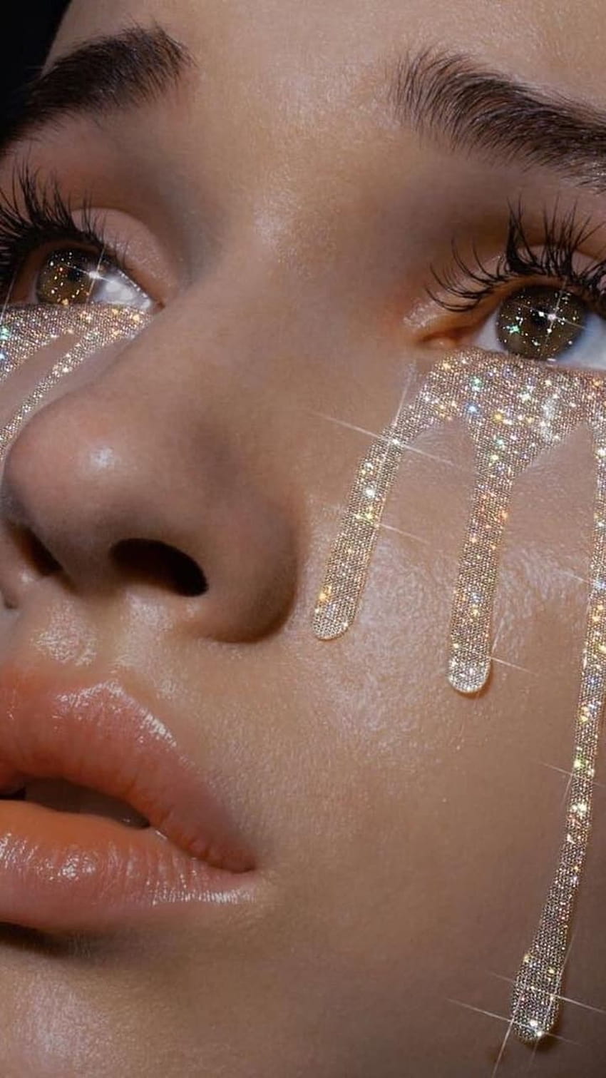 This is the only guide to glitter makeup you need to bookmark