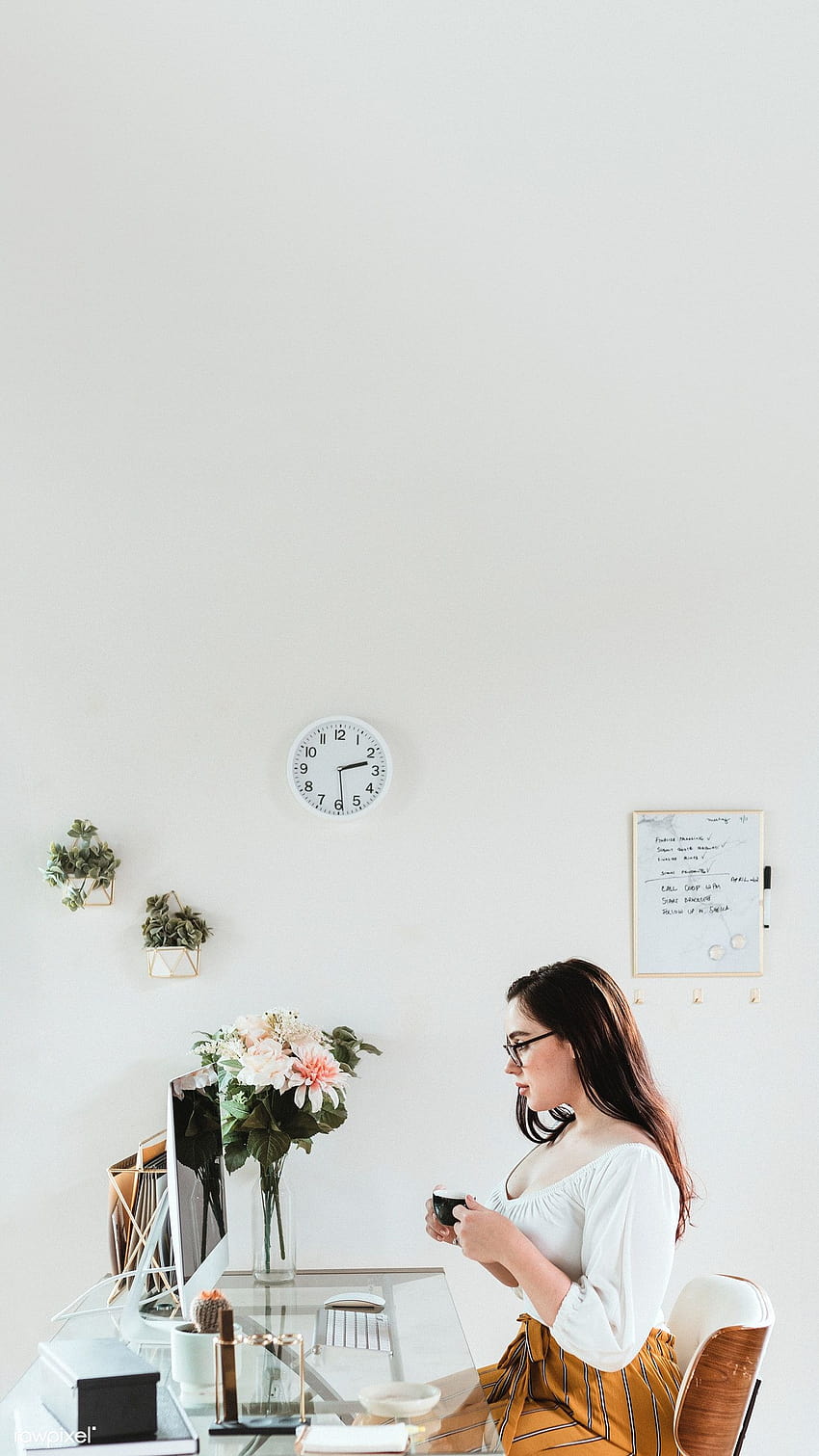 Pengusaha wanita dengan secangkir kopi di kantor, wanita bisnis wallpaper ponsel HD