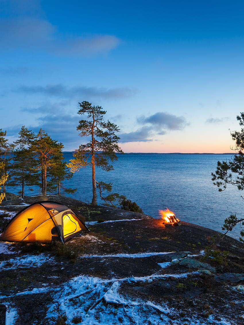 Um guia de acampamento de inverno para iniciantes, fogueira de acampamento de inverno Papel de parede de celular HD