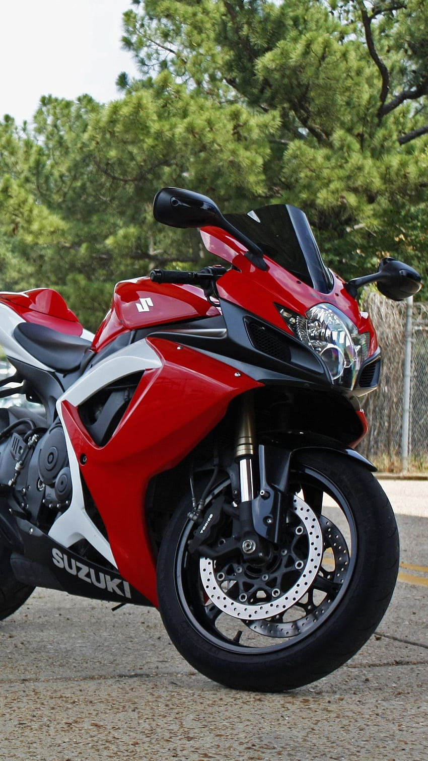 Suzuki Motorcycle - hình nền Android: Ảnh nền Suzuki Motorcycle sẽ khiến cho màn hình điện thoại của bạn đẹp hơn và thu hút mọi ánh nhìn. Với độ sắc nét cao và tinh tế, bạn sẽ được trải nghiệm những hình ảnh cruiser cổ điển đầy động lực và sức mạnh. Hãy tải ngay bộ ảnh này để trang trí cho điện thoại của bạn.