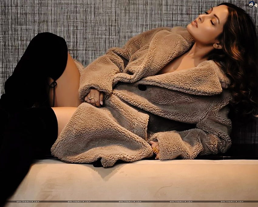 Riya Sen terlihat melamun secara sensual dalam balutan mantel musim dingin yang panas Wallpaper HD