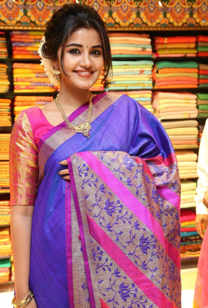 Anupama Parameswaran im traditionellen gelben Pattu Saree beim Start von VRK Silks, anupama parameswaran Saree HD-Handy-Hintergrundbild