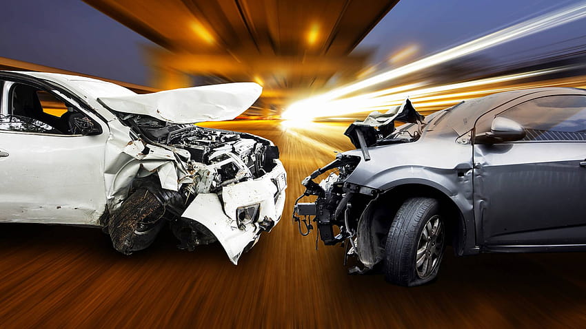Incidente d'auto in collisione frontale in città Sfondo HD