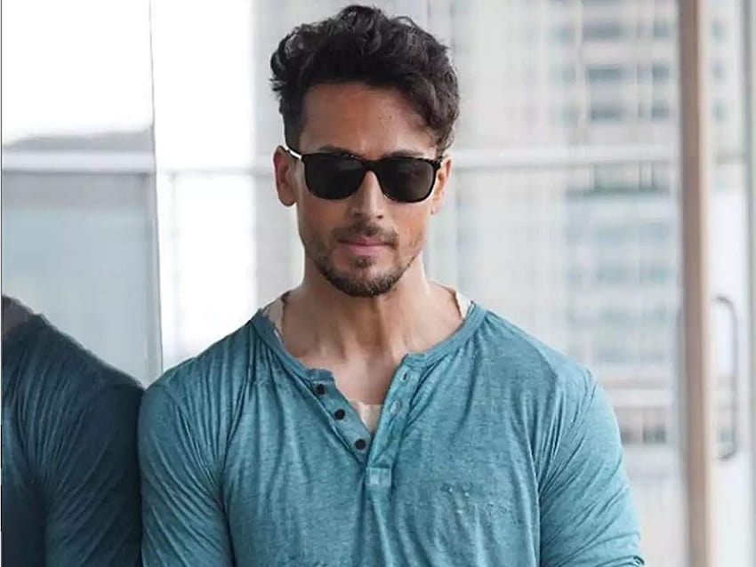 Tiger Shroff's fitness is sure to leave stunned as he achieves new heights; watch video HD wallpaper