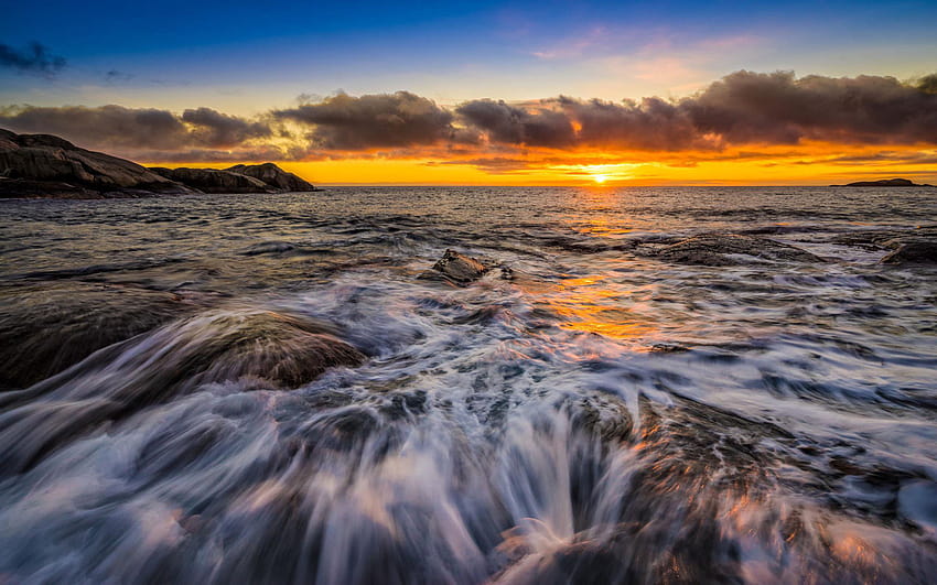 Eigersunn Rogaland Noruega Costa del Mar del Norte Sol naranja Cielo con nubes negras Mar Olas Paisaje para: 13 fondo de pantalla