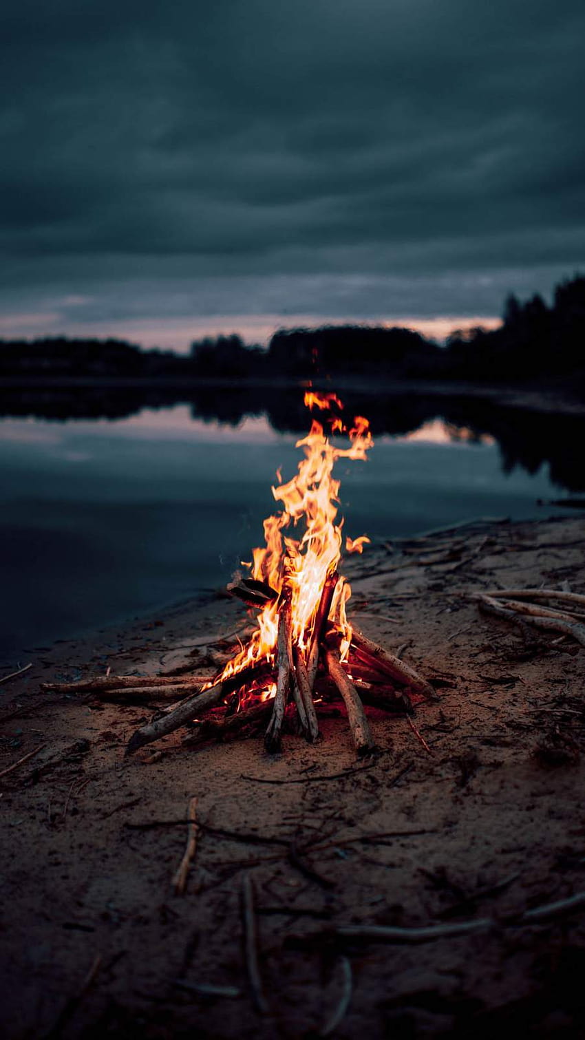 Lagerfeuer in der Nähe des Sees IPhone, Camp iPhone HD-Handy-Hintergrundbild