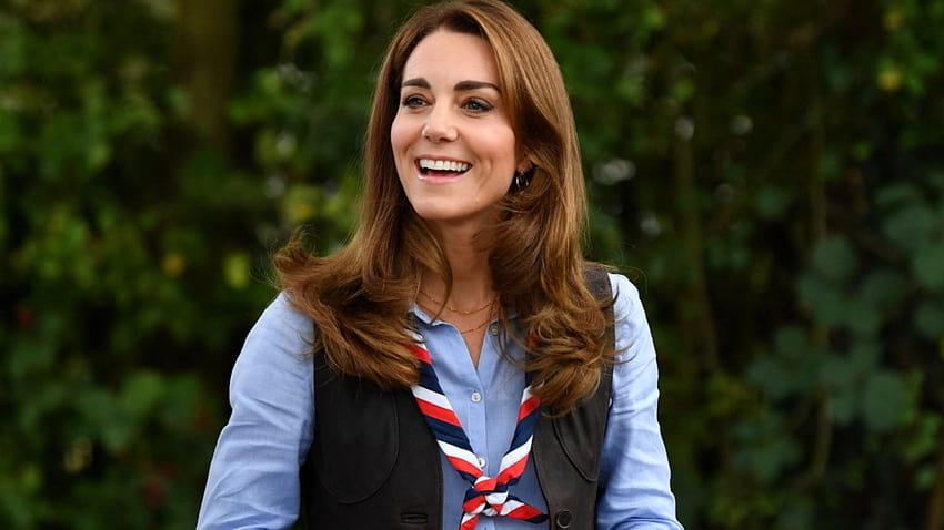 Kate Middleton w butach trekkingowych podczas niespodziewanej wizyty u harcerzy Tapeta HD