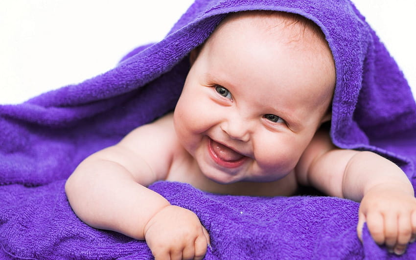 Linda sonrisa de bebé en manta azul, sonrisa de fondo de pantalla