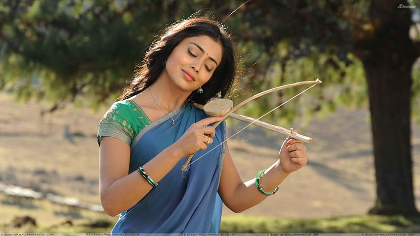 Shriya Saran Menutup Mata N Instrumen Di Tangan Dalam Film Kutty Wallpaper HD
