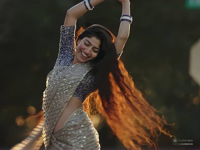 Sai Pallavi mueve una pierna al son de la canción Kolu Kolu, sai pallavi sari fondo de pantalla