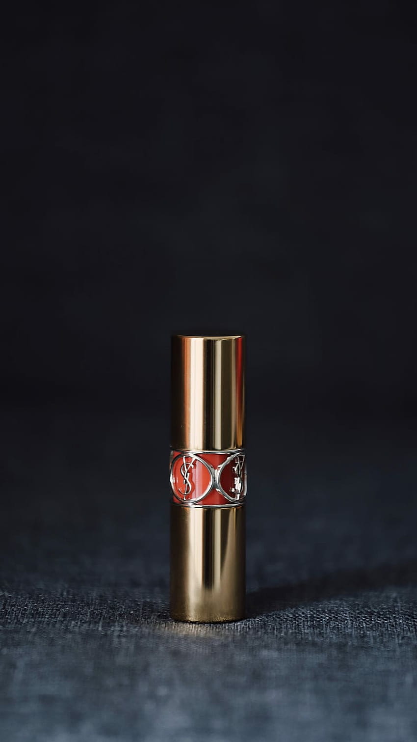 : flacone di rossetto su superficie grigia, Yves Saint Laurent, ysl iphone Sfondo del telefono HD